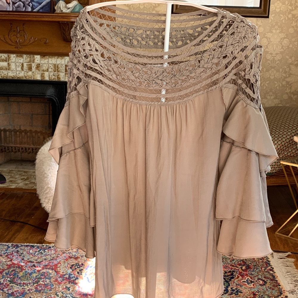 Esley ruffle tiered arm swing top. Worn twice.‎